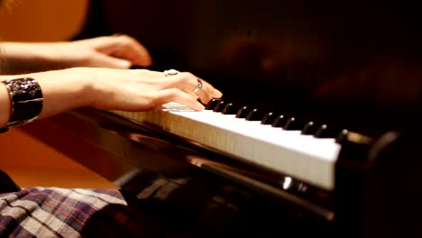 Sección-media-de-mujer-tocando-un-piano