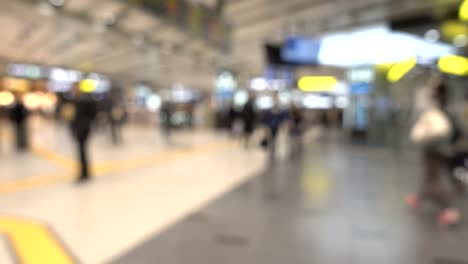 Blurred-the-crowd-walking-around-the-train--station-hall