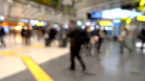 Borrosa-la-multitud-en-el-hall-de-la-estación-de-metro