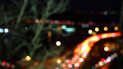 Defokussierten-helle-Bokeh-Timelapse-Stau-auf-einer-Überführung-in-der-Nacht