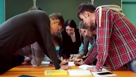 Grupo-de-estudiantes-junto-a-maestros-están-trabajando-en-un-proyecto-de-inicio