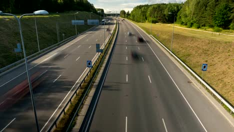 Kippen-Sie-am-Abend-Verkehr-auf-der-Autobahn,-Time-Lapse