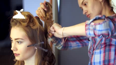 blonde-Stylist-Mädchen-macht-Frisur-zu-einer-jungen-Frau