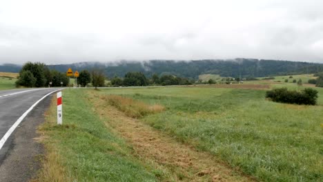 Cárpatos-polacos-están-cubiertos-de-niebla.-Camino-de-la-montaña-en-que-conducen-los-coches