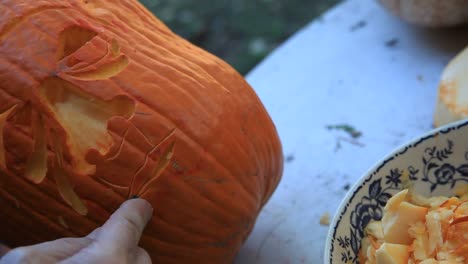 Detail-schneidet-auf-einen-Halloweenkürbis