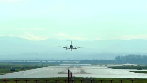 Avión-aterrizando-en-el-aeropuerto-de-Portland,-Oregon