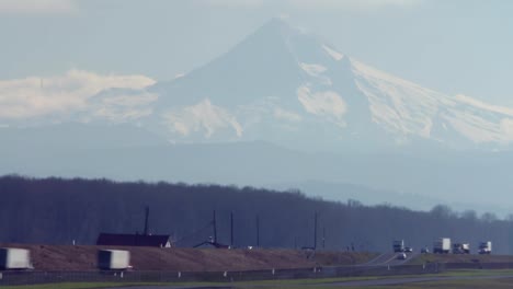 Zeitraffer-einer-Autobahn-Portland,-Oregon-mit-Mt.-Hood-im-Hintergrund