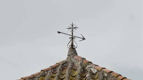 Vögel-auf-der-Wetterfahne-auf-einer-alten-Glockenturm