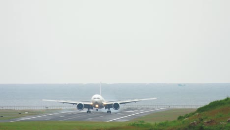 Avión-de-fuselaje-ancho-de-aterrizaje