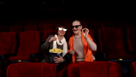 Grandmother-and-her-daughter-at-the-cinema