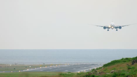 Großraumflugzeug-nähert-sich-über-Meer