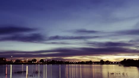 ciudad-ribereña-del-lago-de-luces