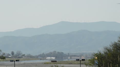 Flugzeug-abheben-von-der-Startbahn-des-Flughafens