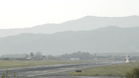 Avión-que-despegaba-de-la-pista-del-aeropuerto-de-al-atardecer