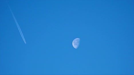 El-avión-vuela-cerca-de-la-luna,-dejando-un-rastro