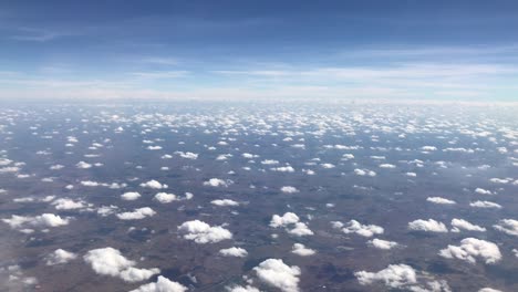 Aérea-del-cielo-azul-y-las-nubes-en-día-de-sol