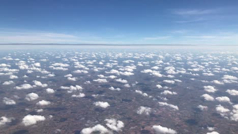 Aerial-Himmelblau-und-Wolken-am-Tag-der-Sonne