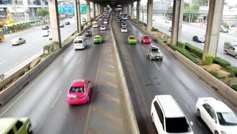 Blick-auf-Vibhavadi-Rangsit-Road-und-der-Verkehr-in-Bangkok-sind-viele-Autos-auf-den-Straßen-und-Gebäude-sind-entlang-der-Straße.