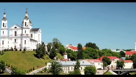 Vitebsk,-Bielorrusia.-Iglesia-Asunción-de-la-Catedral,-Ayuntamiento,-Iglesia-de-la-resurrección-de-Cristo-y-el-río-Dvina-en-día-soleado-de-verano.-Pan,-Panorama