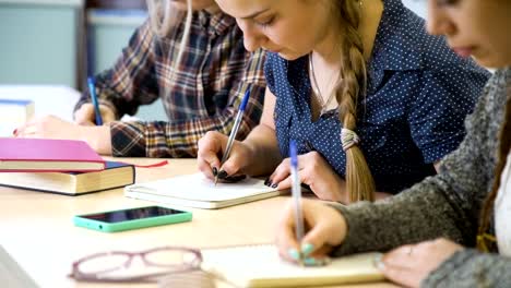 Educación-aprendizaje-estudiante-tomar-notas-de-la-Conferencia