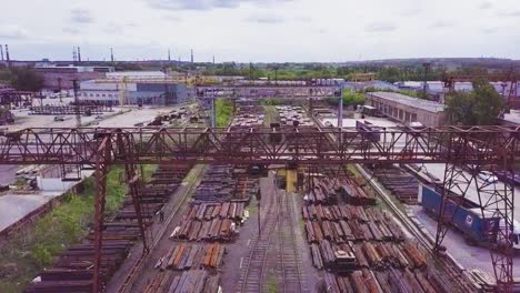 Der-Portalkran-bewegt-sich-über-den-Metall-Lagerhalle