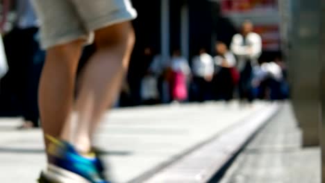 Multitud-anónima-de-personas-caminando-en-el-camino-a-pie-en-hora-punta-en-la-estación-de-Osaka,-Japón