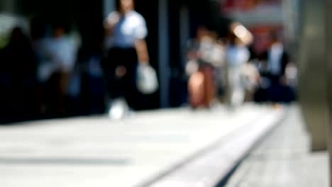 Anonymen-Schar-von-Menschen-zu-Fuß-auf-den-Weg-in-der-Rush-Hour-am-Bahnhof-in-Osaka,-Japan