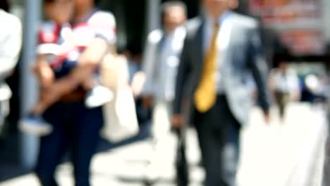 Anonymen-Schar-von-Menschen-zu-Fuß-auf-den-Weg-in-der-Rush-hour