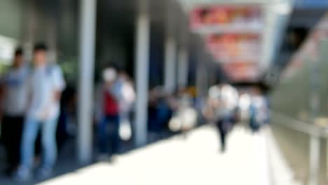 Anonymen-Schar-von-Menschen-zu-Fuß-auf-den-Weg-in-der-Rush-hour