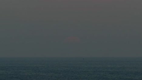 Schönheit-der-Landschaft-mit-Sonnenuntergang-über-Meer,-timelapse