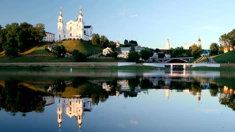 Wizebsk,-Weißrussland.-Himmelfahrt-Kathedrale-Kirche,-Rathaus,-Kirche-der-Auferstehung-Christi-und-Dwina-im-Sommer-abends