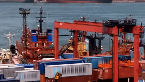 Port-crane-moves-containers