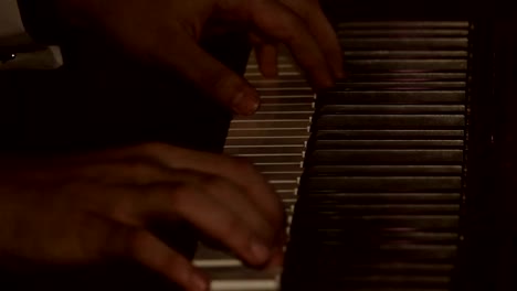 Musiker-spielt-Klavier-Tastatur