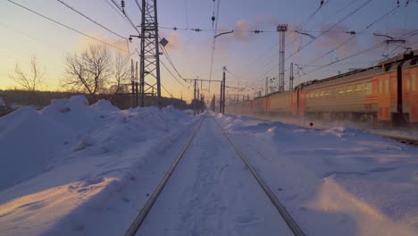 Der-Zug-bewegt-sich-durch-Schiene-Winter-sonnigen-Morgen