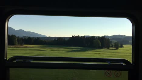 Filmen-aus-der-geöffneten-Fenster-des-Fahrens-Zug-durch-schöne-Landschaft-im-Sommer