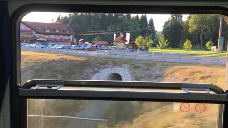 Filmen-aus-der-geöffneten-Fenster-des-Fahrens-Zug-durch-schöne-Landschaft-im-Sommer