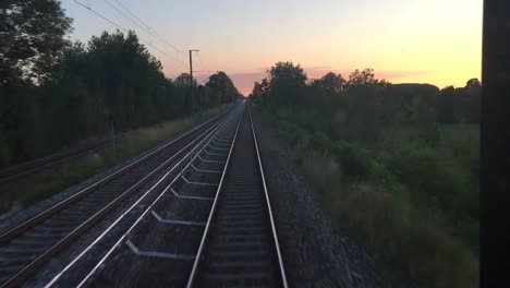 Filmen-aus-der-geöffneten-Fenster-des-Fahrens-Zug-durch-schöne-Landschaft-im-Sommer