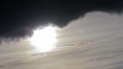 nube-oscura-pasando-por-el-contraste-de-nubes-Time-lapse