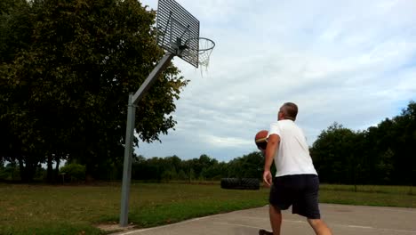 Jugador-de-baloncesto-entrenamiento-combinación-de-baloncesto-en-verano