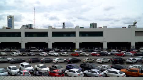 Tren-de-estacionamiento-al-aire-libre-coche-Morchit-centro-estación-de-Bangkok,-Tailandia