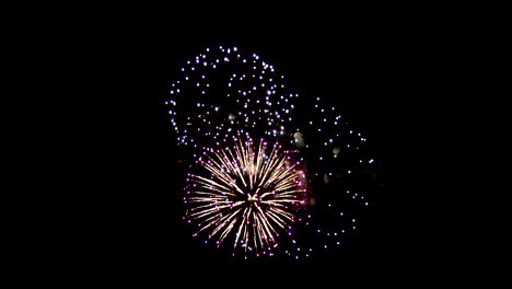 Schönen-Feuerwerk-Kugeln-befinden-sich-in-den-dunklen-Himmel.-Interessante-Zeichnungen-erstellen-drei-farbige-Kugeln-in-verschiedenen-Farben.-In-der-Mitte-befindet-sich-eine-kleine-Kugel,-um-ihn-herum-gibt-es-eine-große-Kugel,-die-einen-Heiligenschein-bi