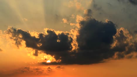 Timelapse-del-cielo-naranja-con-rayos-de-sol