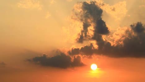 Timelapse-of-orange-sky-with-sun-setting