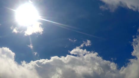 Die-Sonne-und-den-Sommerhimmel-Timelapse