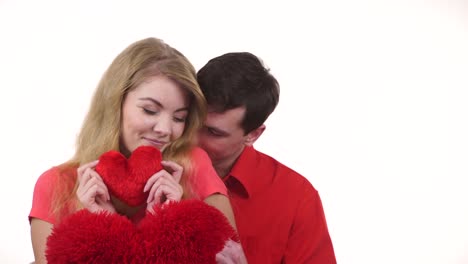 Pareja-tiene-almohadas-en-forma-de-corazón-rojo-amor-símbolo-4K