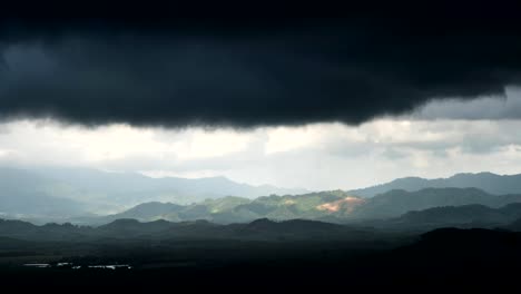 Las-nubes-de-tormenta-moviéndose-rápidamente-en-el-cielo-tiempo-de-la-tarde-sobre-la-selva,-lapso-de-tiempo-tiro-4-K