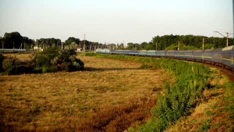 El-movimiento-del-tren-en-una-puesta-de-sol.