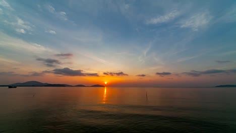 4K-de-lapso-de-tiempo,-hermoso-color-colorido-y-luz-de-naturaleza-amanecer-o-atardecer-cielo-y-las-nubes-sobre-el-mar-tropical-en-phuket-Tailandia