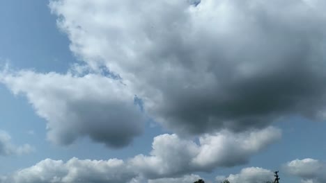 Zeitraffer.-Die-Wolken-bewegen-sich-schnell-über-den-Himmel.