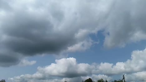 Zeitraffer.-Die-Wolken-bewegen-sich-schnell-über-den-Himmel.